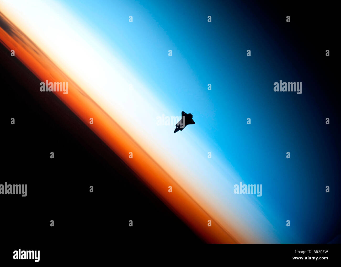 Ottimizzato e la versione avanzata di un'immagine che mostra lo Space Shuttle Endeavour la silhouette contro l'atmosfera della terra. Credit NASA Foto Stock