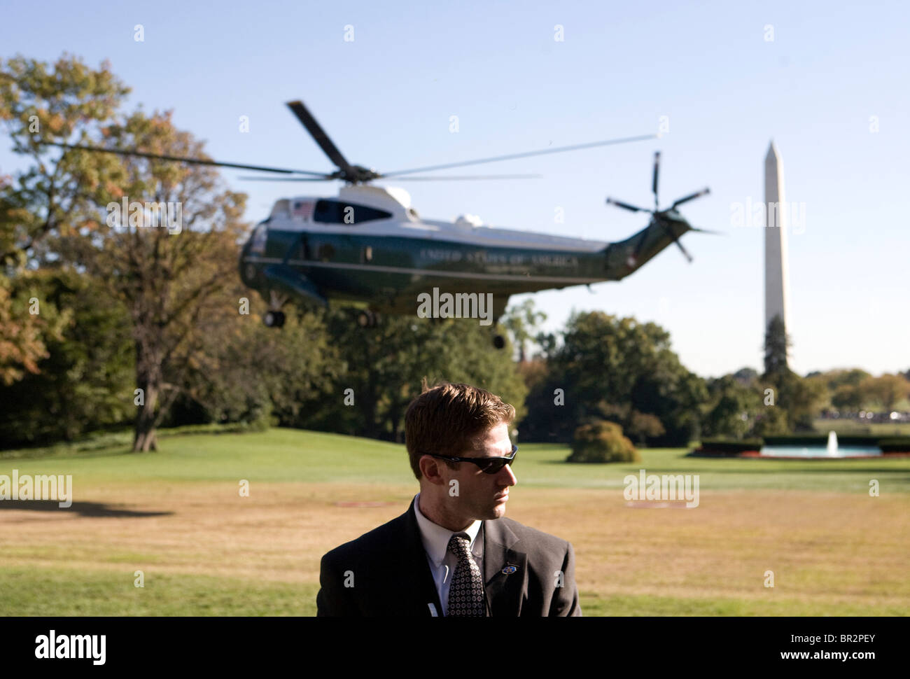 Il presidente Barack Obama si diparte la south lawn della Casa Bianca. Foto Stock