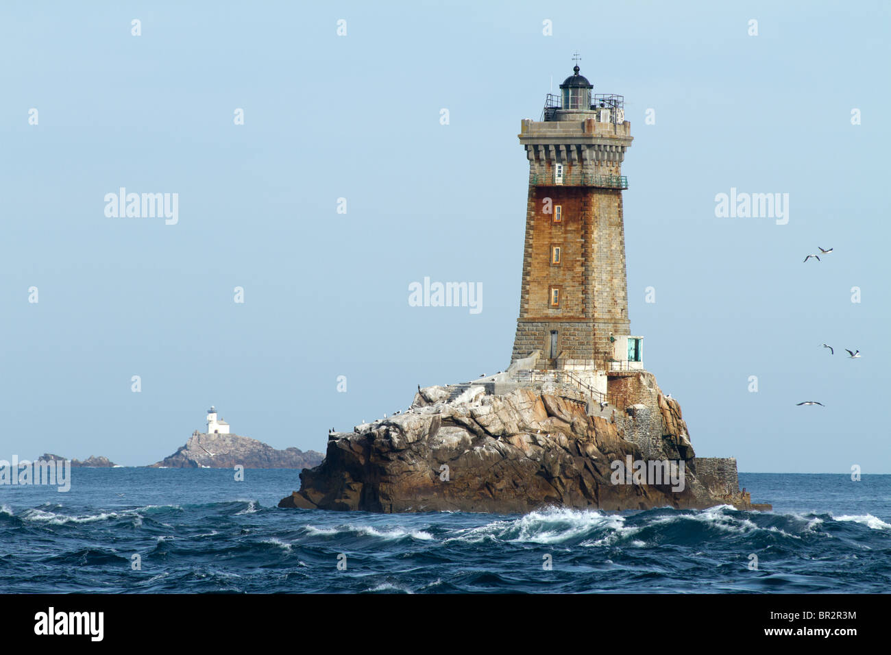 La vieille e tevennec fari in oceano Atlantico, Bretagna, Francia, nei pressi di Pointe du Raz Foto Stock