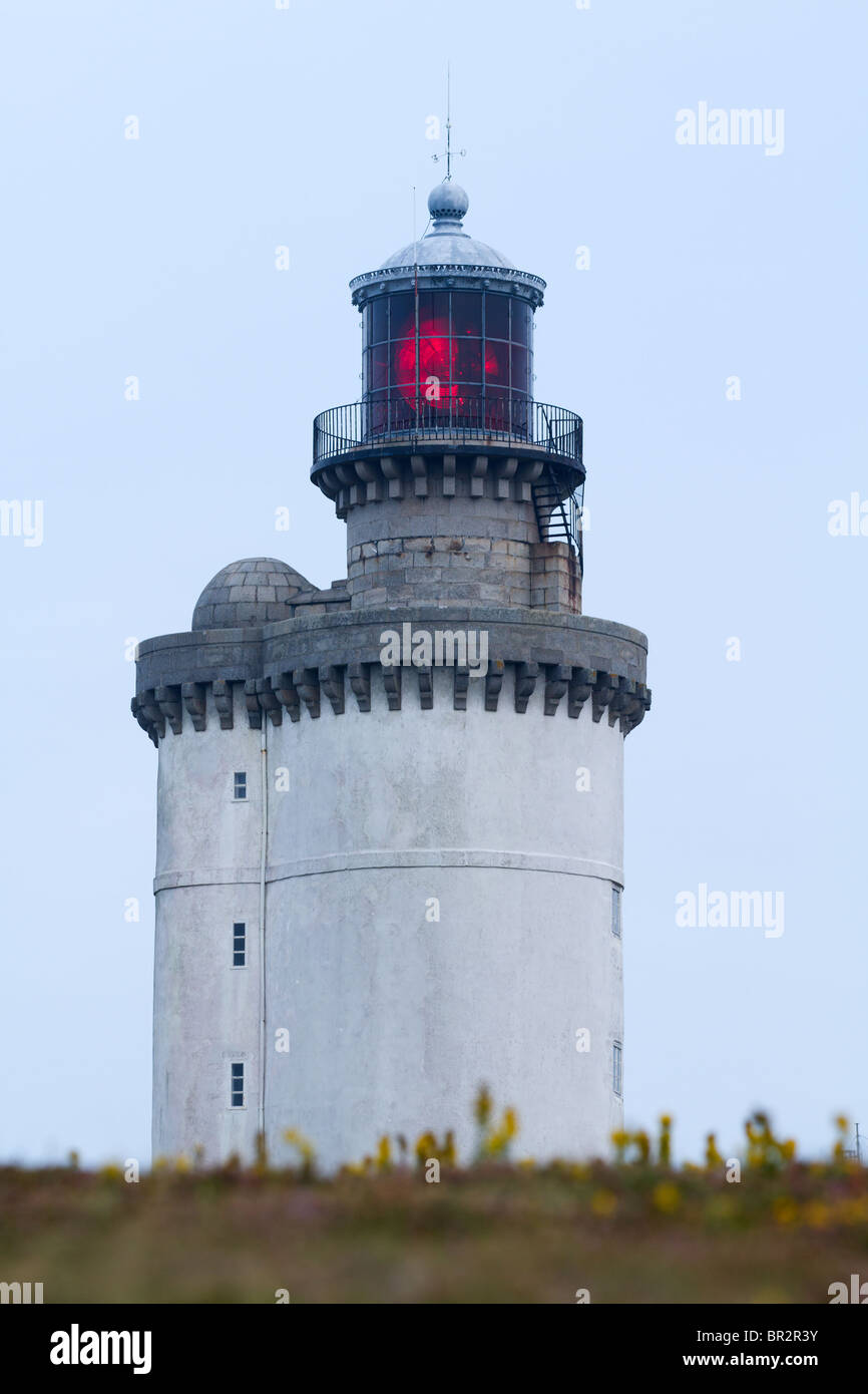 Raro colpo di faro rigido accesa al crepuscolo, isola di Ouessant, Bretagna, Finisterre, Francia Foto Stock