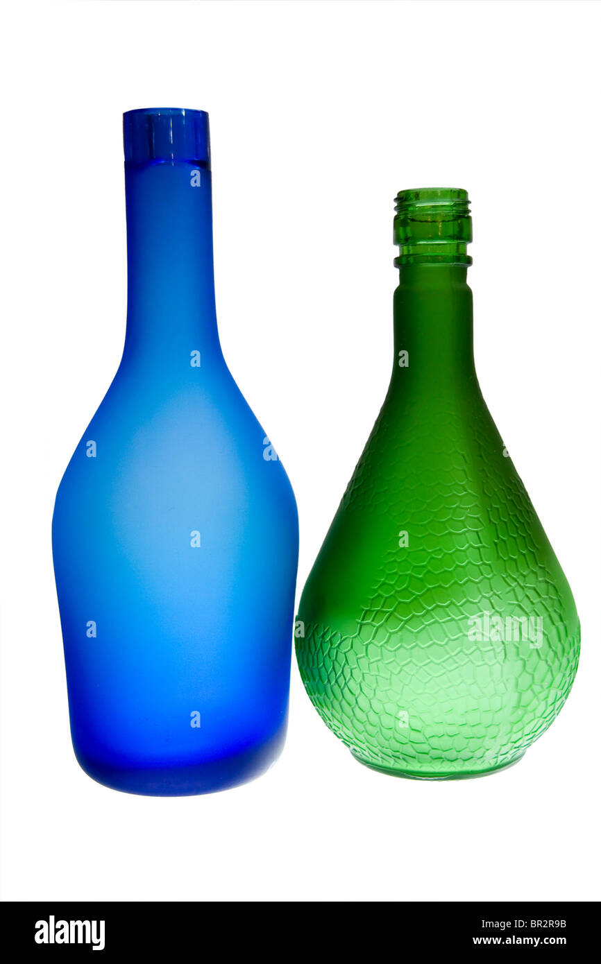 Belle bottiglie di bevande alcoliche su sfondo bianco Foto Stock