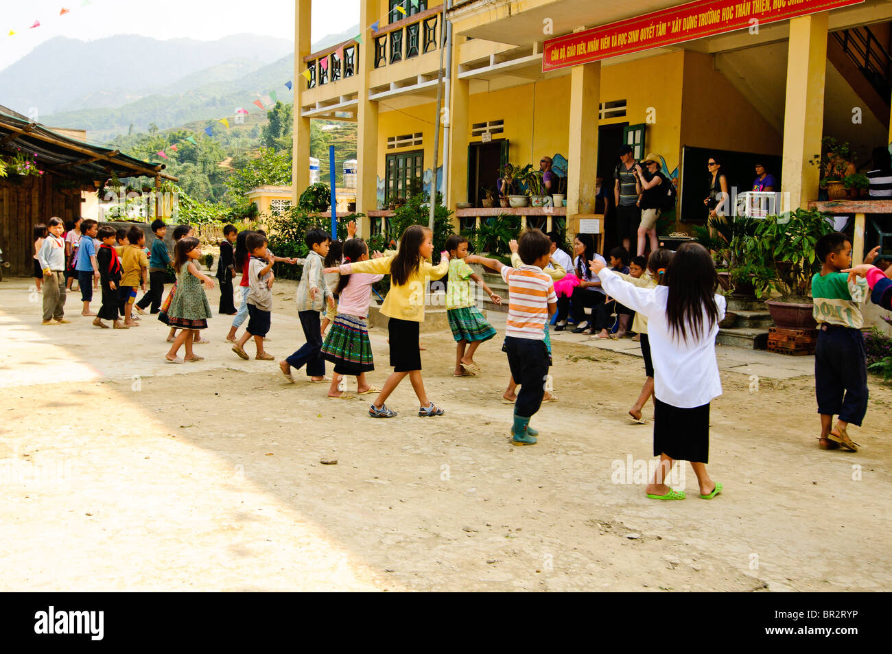 Bambini che giocano al di fuori della loro scuola di Sapa, Vietnam Foto Stock