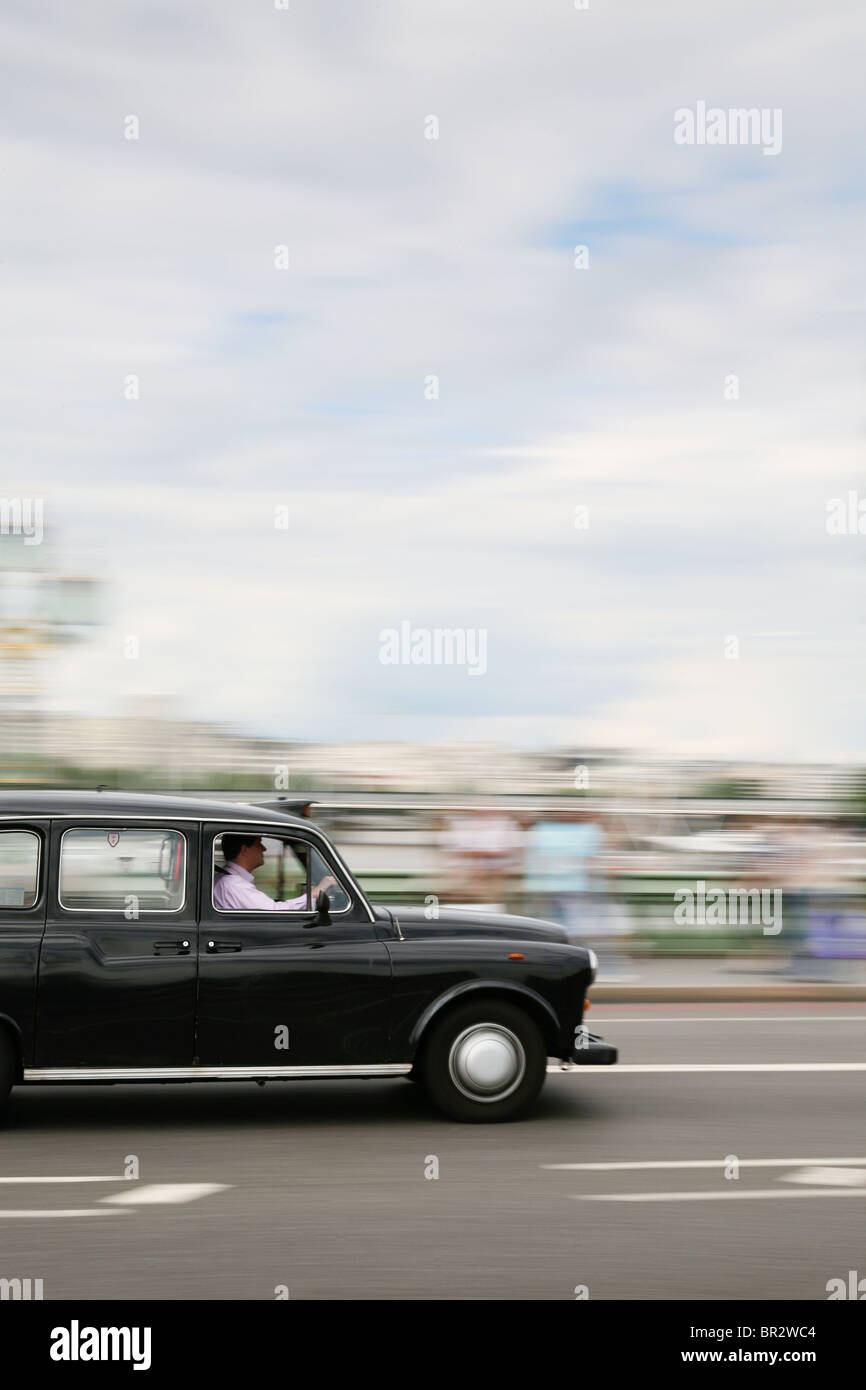 La vecchia Londra taxi crossing Westminster Bridge Foto Stock