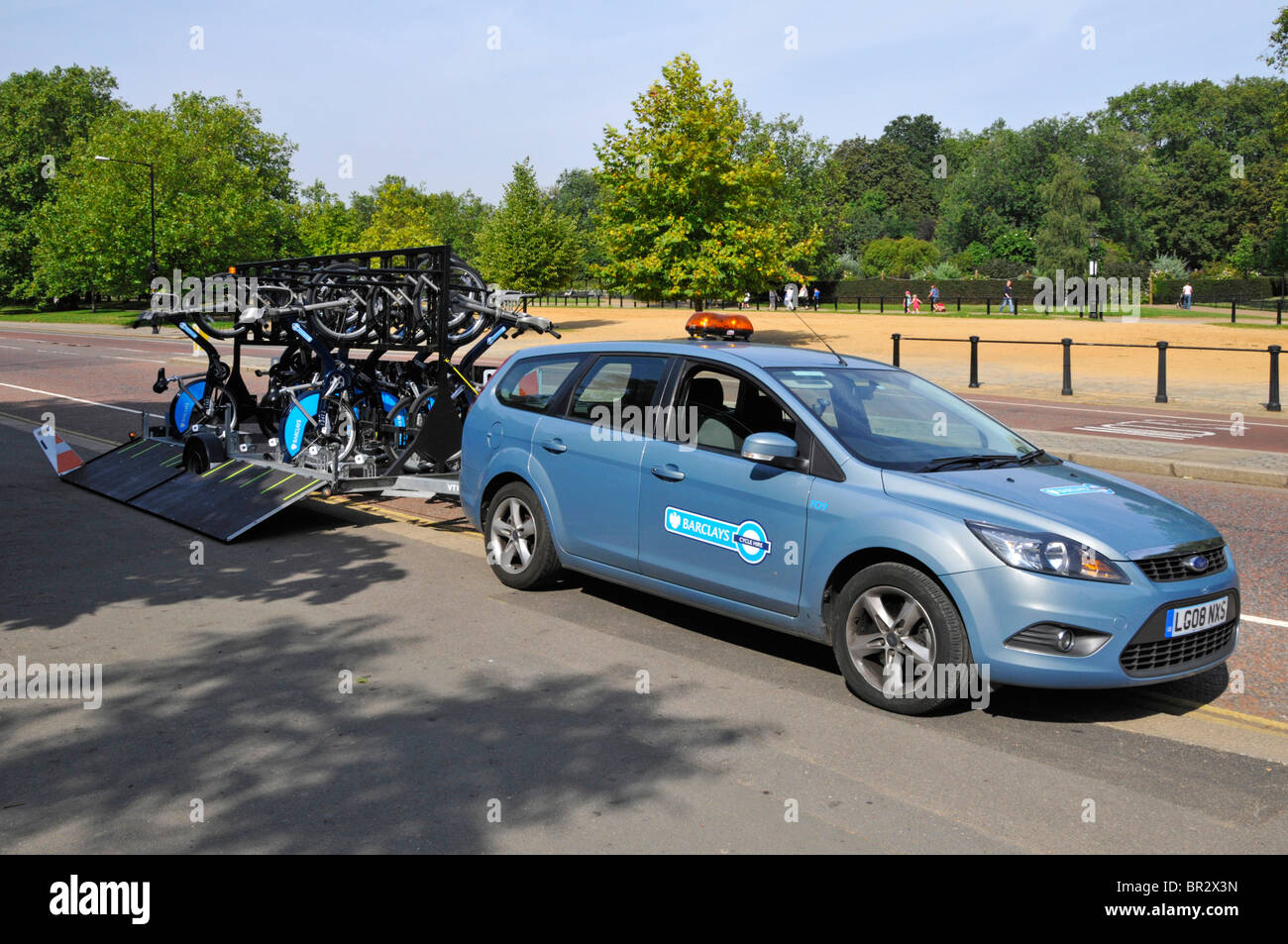 Barclays sponsorizzato Londra noleggio bici a regime alto e manutenzione veicolo Foto Stock