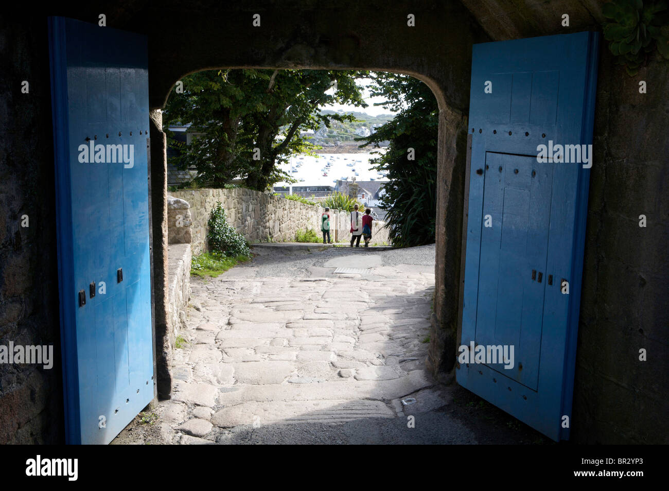 Porte blu all'ingresso della guarnigione di St Mary, Isole Scilly Foto Stock