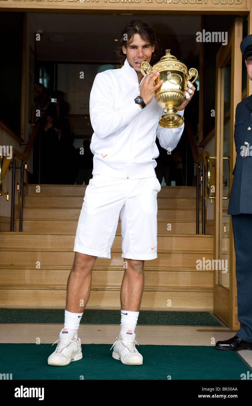 Rafael Nadal (ESP) con il trofeo sulla parte anteriore passi di corte centrale dopo aver vinto il maschile di tennis di Wimbledon 2010 Foto Stock