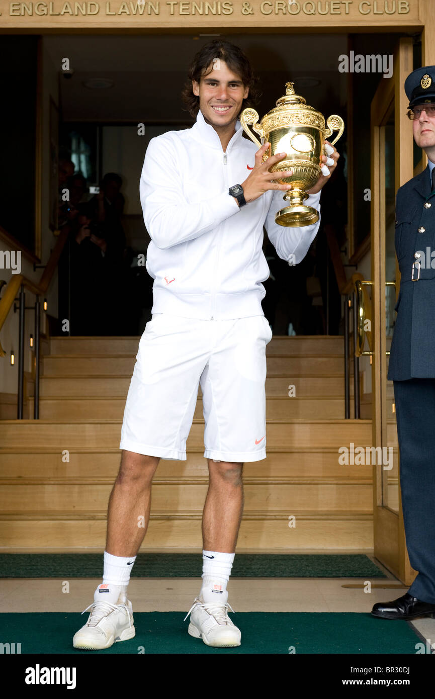 Rafael Nadal (ESP) con il trofeo sulla parte anteriore passi di corte centrale dopo aver vinto il maschile di tennis di Wimbledon 2010 Foto Stock