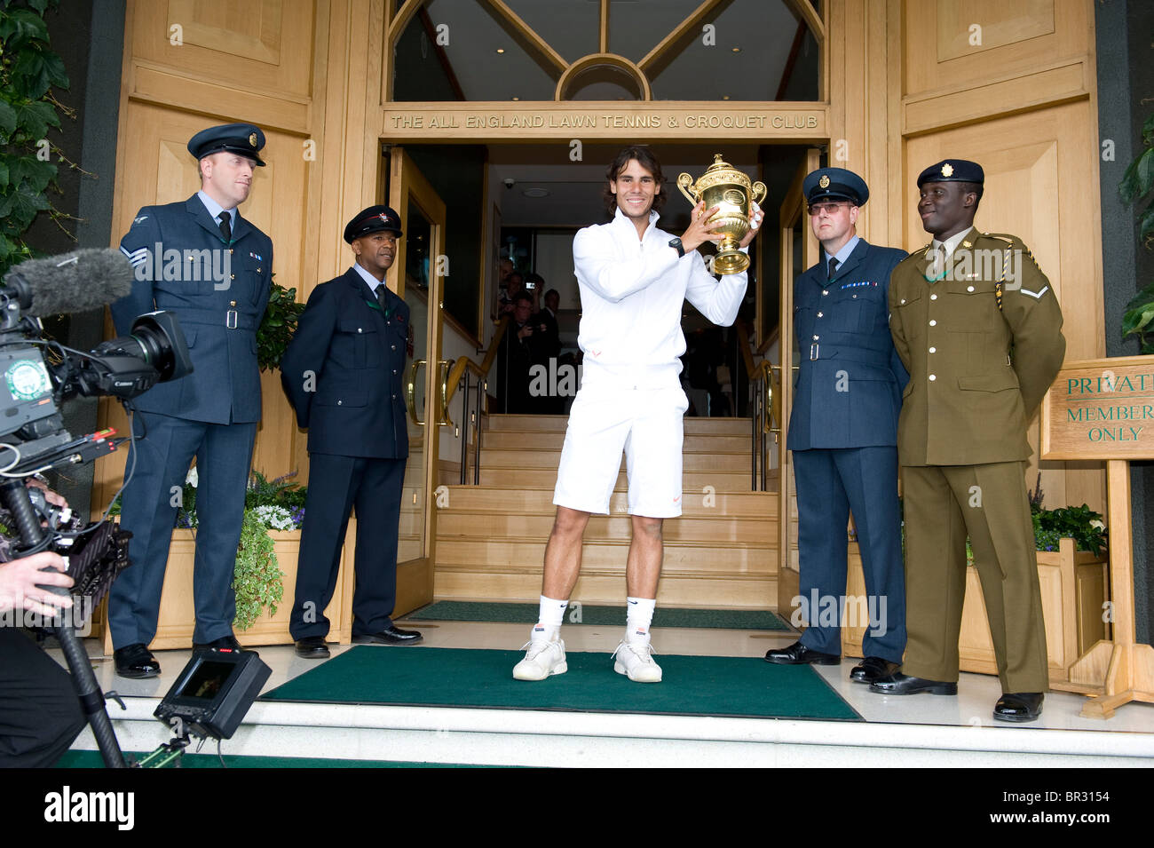 Rafael Nadal (ESP) con il trofeo sulla parte anteriore passi di corte centrale dopo aver vinto il maschile di tennis di Wimbledon 2010 Foto Stock