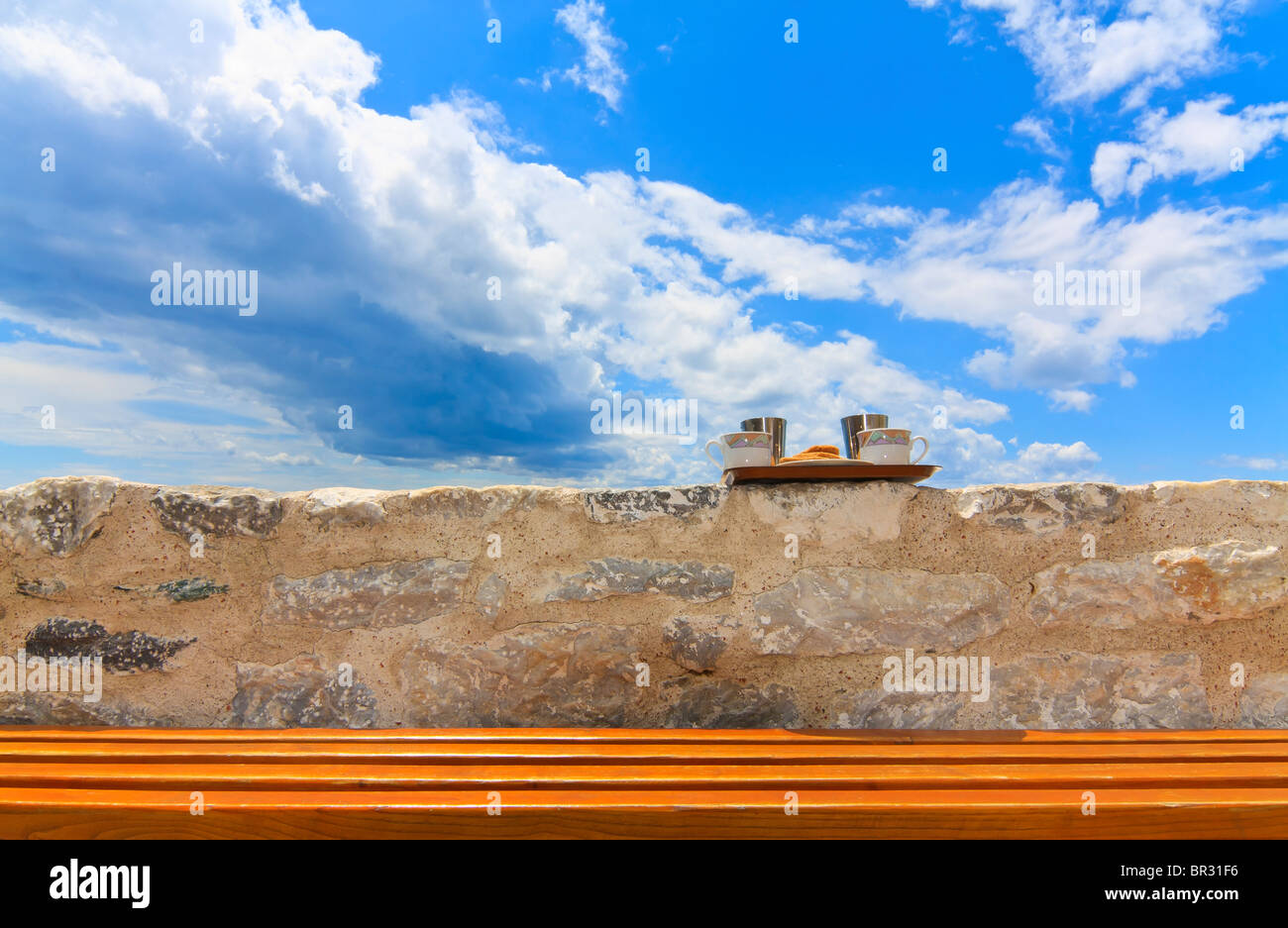 Pronto a servire le tazze di caffè e biscotti contro un cielo nuvoloso Foto Stock