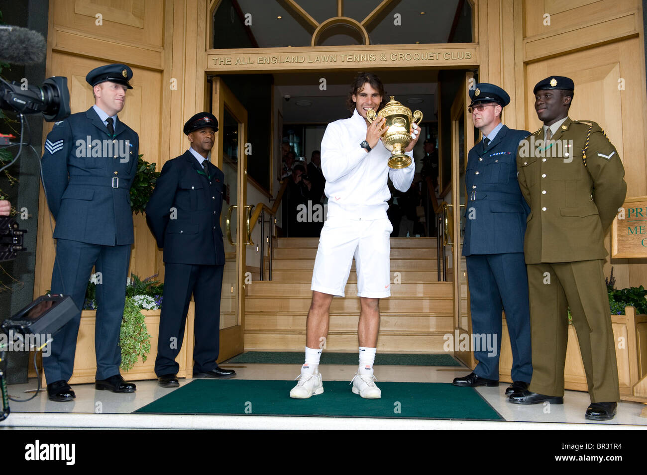 Rafael Nadal (ESP) con il trofeo sulla parte anteriore passi di corte centrale dopo aver vinto il maschile di tennis di Wimbledon 2010 Foto Stock