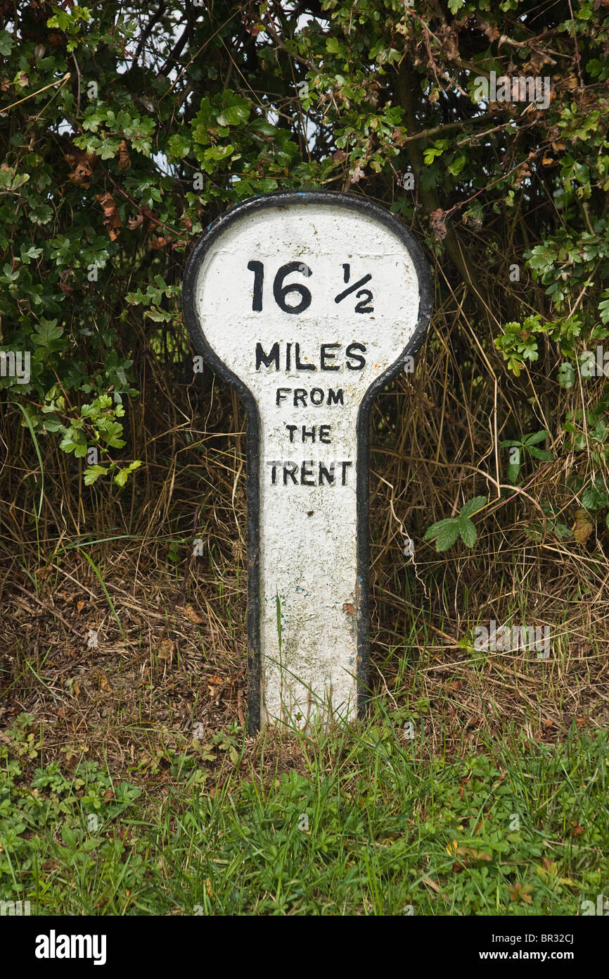 Miglio post sul Grantham Canal vicino a tubo in Leicestershire Foto Stock