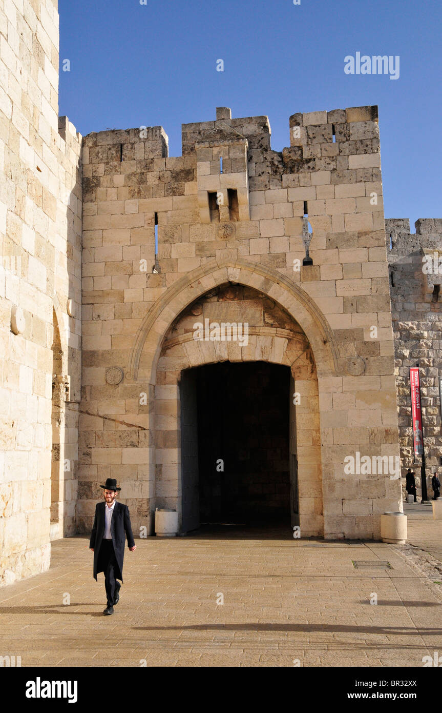 Ebreo ortodosso in dal lato ingresso della Porta di Jaffa, Gerusalemme, Israele, Medio Oriente, l'Orient Foto Stock