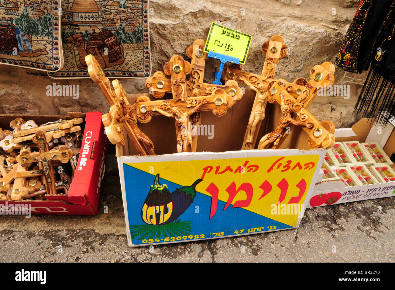 Croci di legno in una scatola di vegetali in un negozio di souvenir in en Kerem, da Gerusalemme, Israele, Medio Oriente, l'Orient Foto Stock