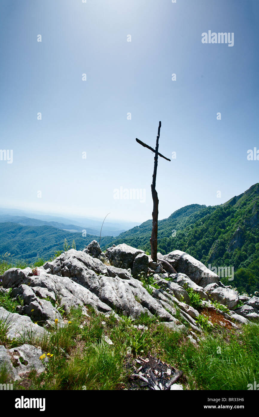 Paesaggio con una mano croce di legno in montagna Foto Stock