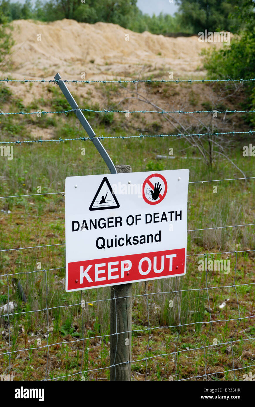 'Tenere fuori - Pericolo di morte - Quicksand' segno su una recinzione Foto Stock