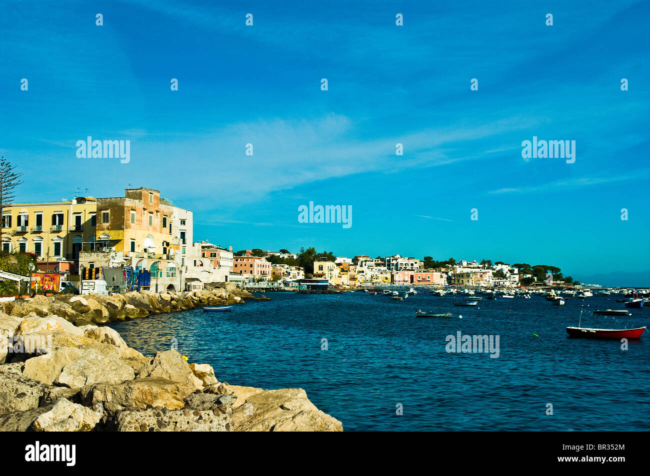 Isola di Ischia (Baia di Napoli) paesaggio visibile dal piccolo porto di fronte al Castello Aragonese Foto Stock