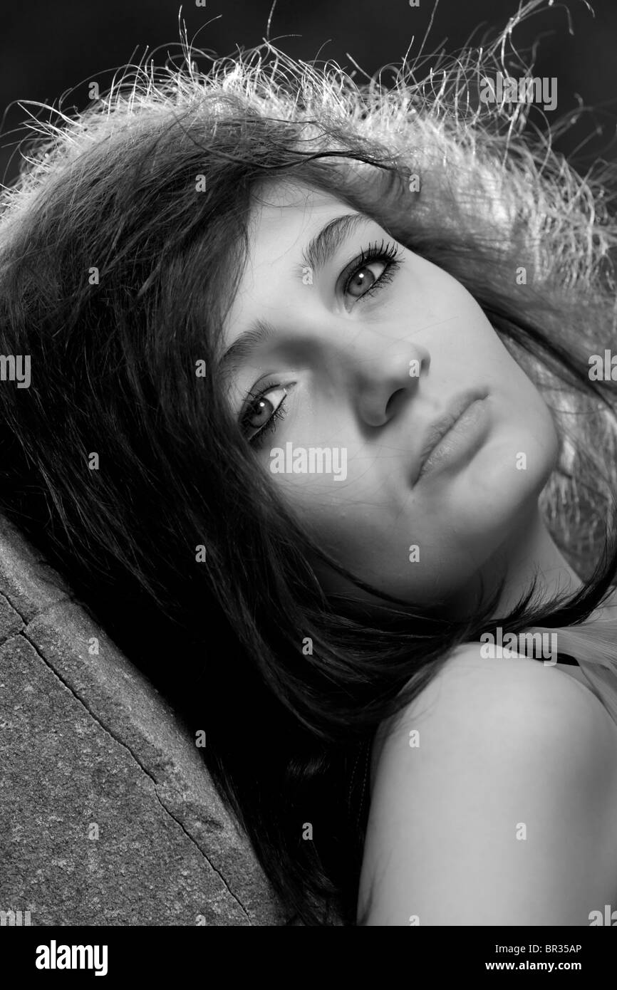 Bianco e nero headshot / ritratto di un attraente dai capelli scuri giovane donna Foto Stock
