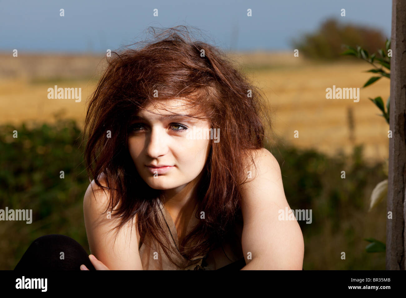 Headshot / Ritratto di un attraente dai capelli scuri giovane donna Foto Stock