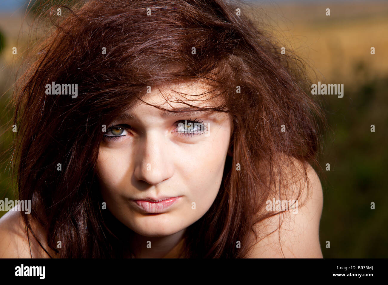 Headshot / Ritratto di un attraente dai capelli scuri giovane donna Foto Stock