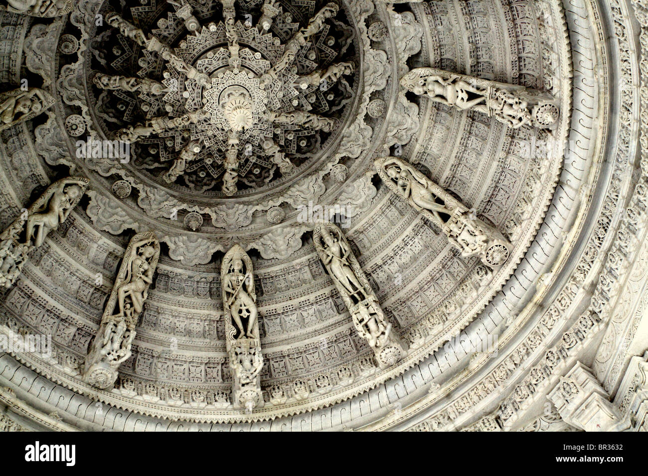Mandala-style scultura di pietra medaglione a soffitto a Ranakpur, uno dei più grandi templi in India della religione Jain. Foto Stock