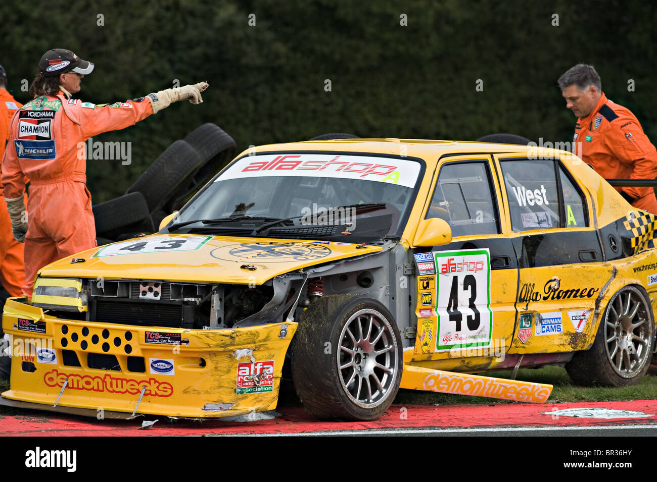 Il Marshalls frequentando si è schiantato Alfashop Alfa Romeo 33 Race Car ad Oulton Park Motor Racing circuito Cheshire England Regno Unito Foto Stock