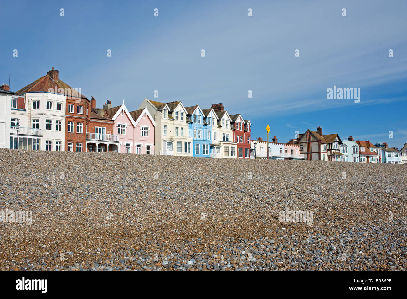 Le proprietà del lungomare, Aldeburgh, Suffolk, Regno Unito. Foto Stock