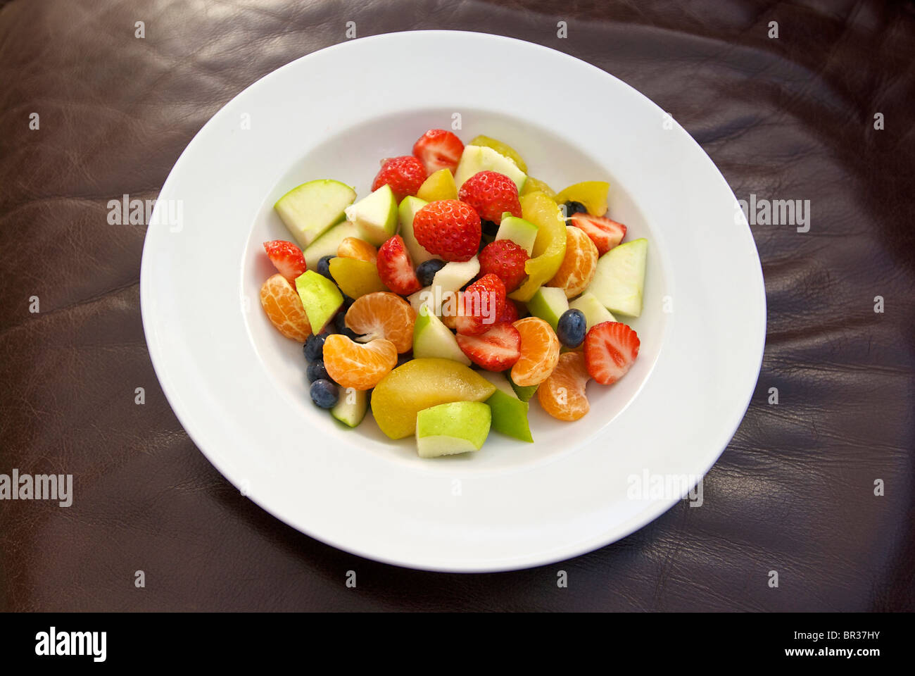 Una ciotola di trito di insalata di frutta. Cinque sani un giorno vegetariano Foto Stock