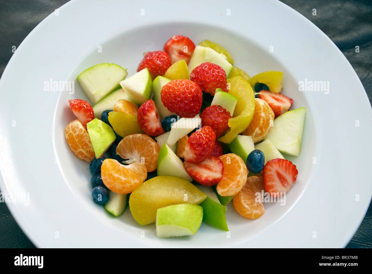 Una ciotola di trito di insalata di frutta. Cinque sani un giorno vegetariano Foto Stock