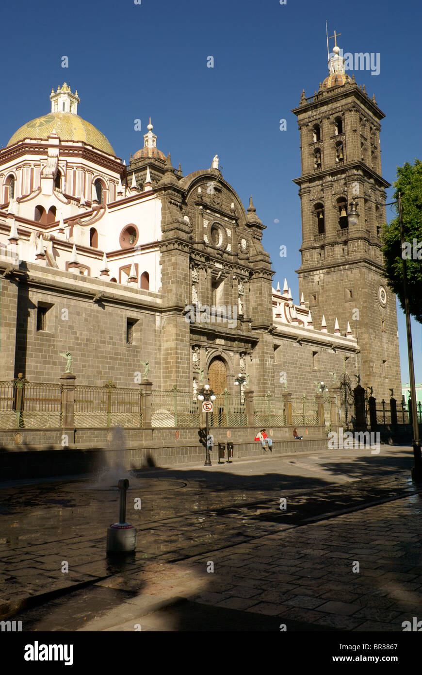 Vista laterale della Cattedrale dell Immacolata Concezione di Maria nella città di Puebla, Messico Foto Stock