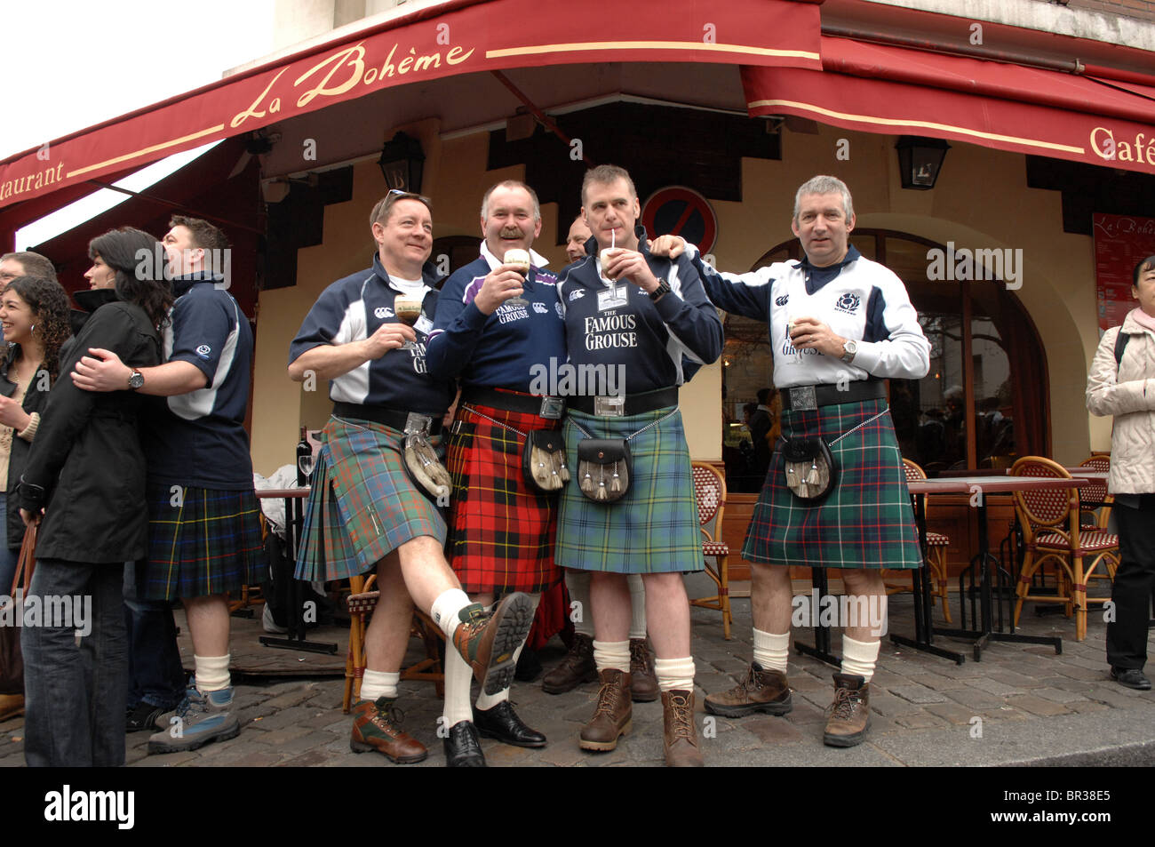 In Scotsmen kilts mostra le loro gambe a Parigi 2005 Foto Stock