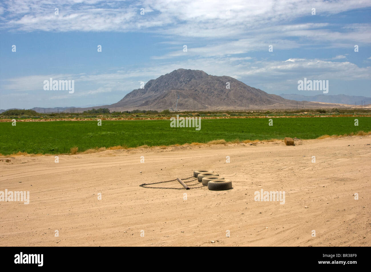 Nei pressi di Stati Uniti Confine messicano telecamere e rilevamento di impronta è utilizzato per seguire gli stranieri illegali. Mt. Il segnale è in Messico. Foto Stock