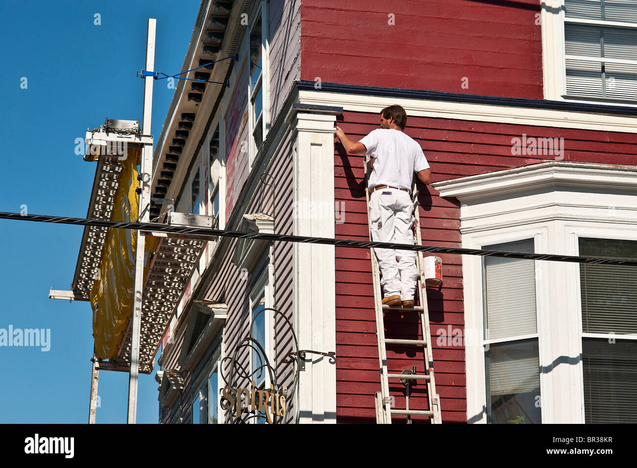 L'uomo pittura di una casa vittoriana, Newport, RI, Rhode Island Foto Stock