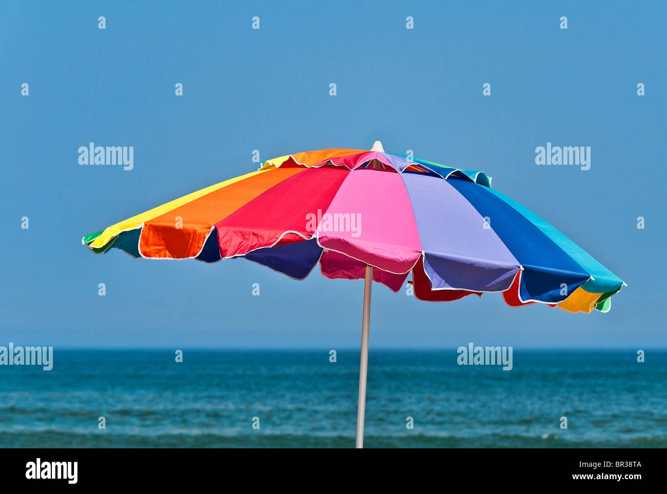 Coloratissimo ombrellone. Foto Stock
