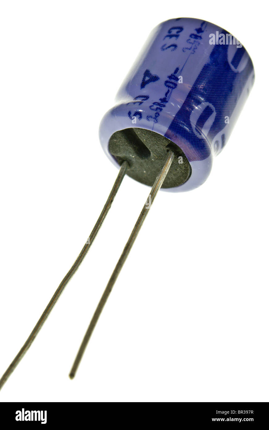 Condensatore elettrolitico nel isolato blu su bianco Foto stock - Alamy