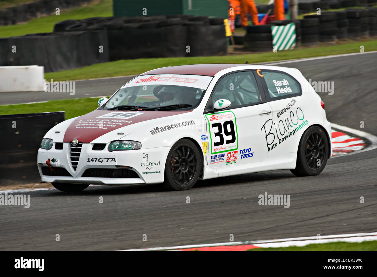 Alfashop Alfa Romeo 147 GTA Race Car ad Oulton Park Motor Racing circuito  Cheshire England Regno Unito Regno Unito Foto stock - Alamy