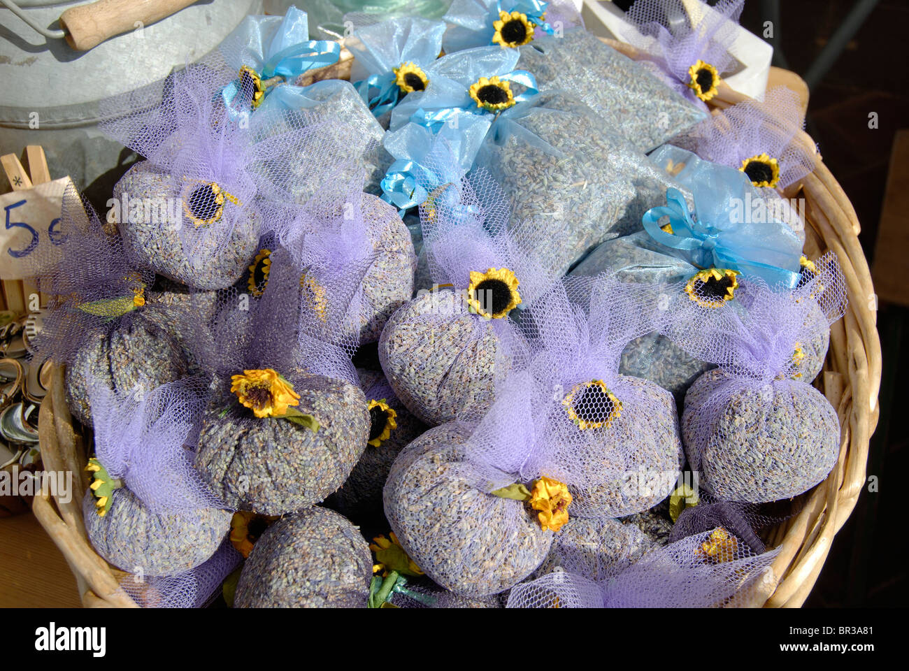 Piccoli sacchetti di lavanda sul mercato in stallo bello. Cote d'Azur. Francia Foto Stock