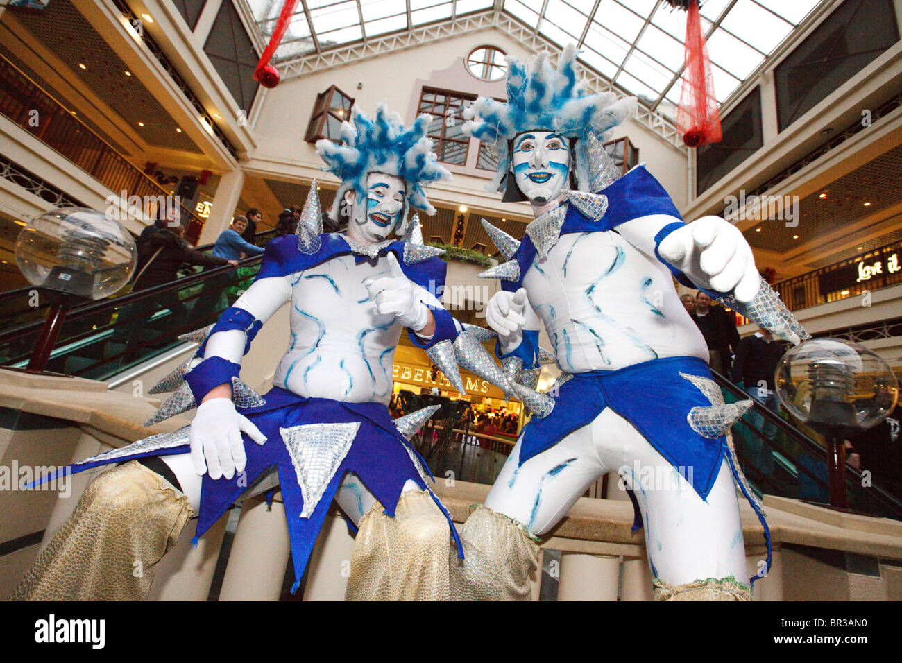 Due artisti di strada vestiti come Jack Frost in un centro commerciale a Natale, Cheltenham, Gloucetershire, REGNO UNITO Foto Stock