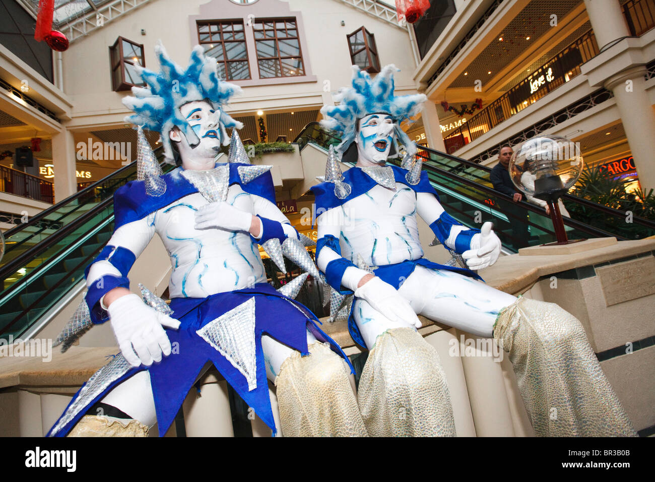 Due artisti di strada vestiti come Jack Frost in un centro commerciale a Natale, Cheltenham, Gloucetershire, REGNO UNITO Foto Stock
