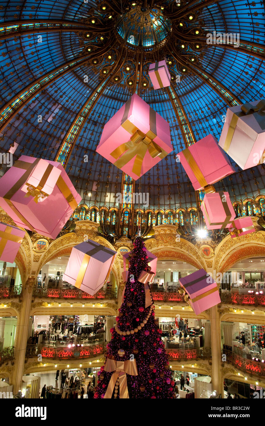 Le decorazioni di Natale in Galeries Lafayette hall. Parigi. Francia Foto Stock