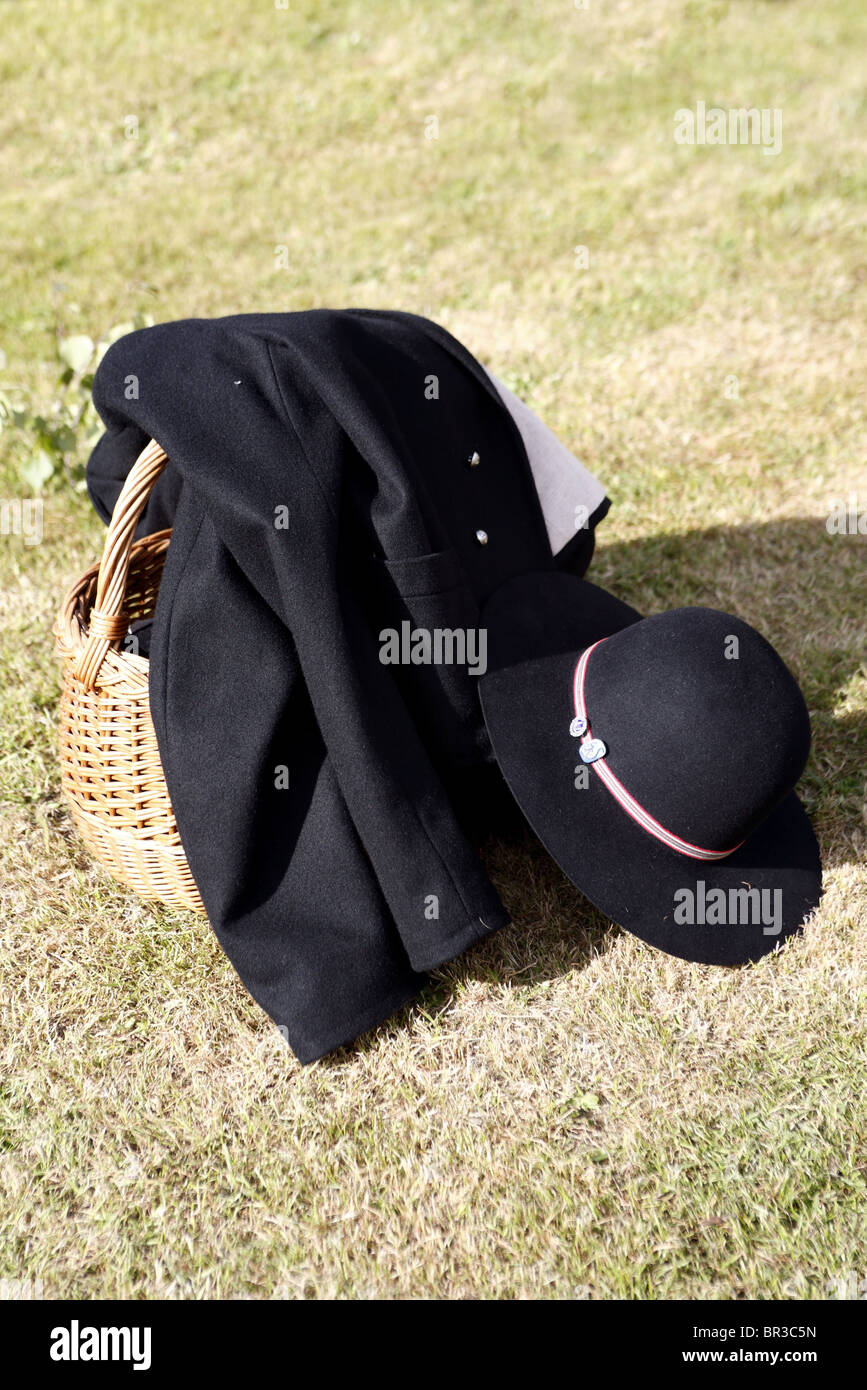 Giacca, cappello e un cestello a secco di prato. Foto Stock