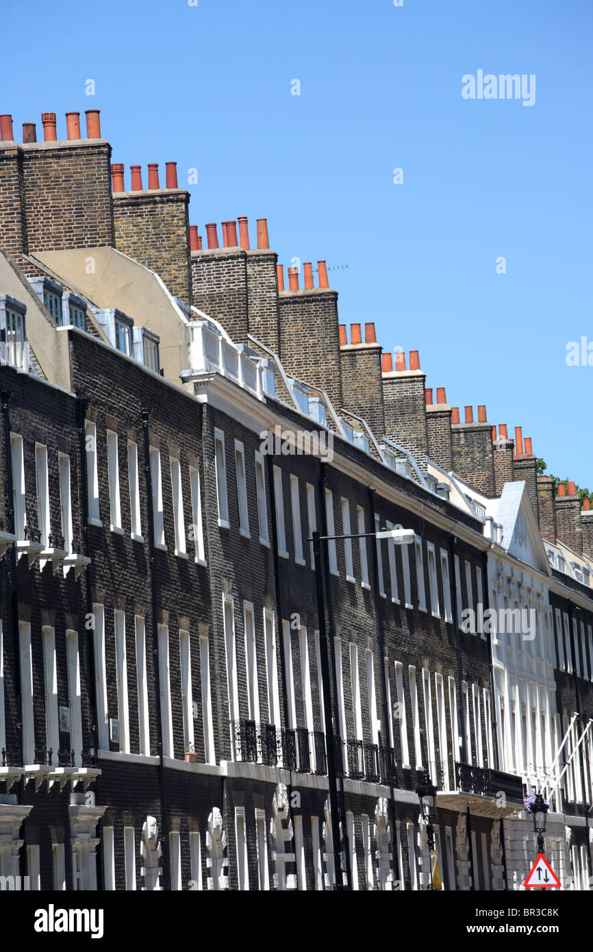 Uno scorcio di case in Bayley Street dalla stazione di Tottenham Court Road, Westminster, Londra, WC1. Foto Stock