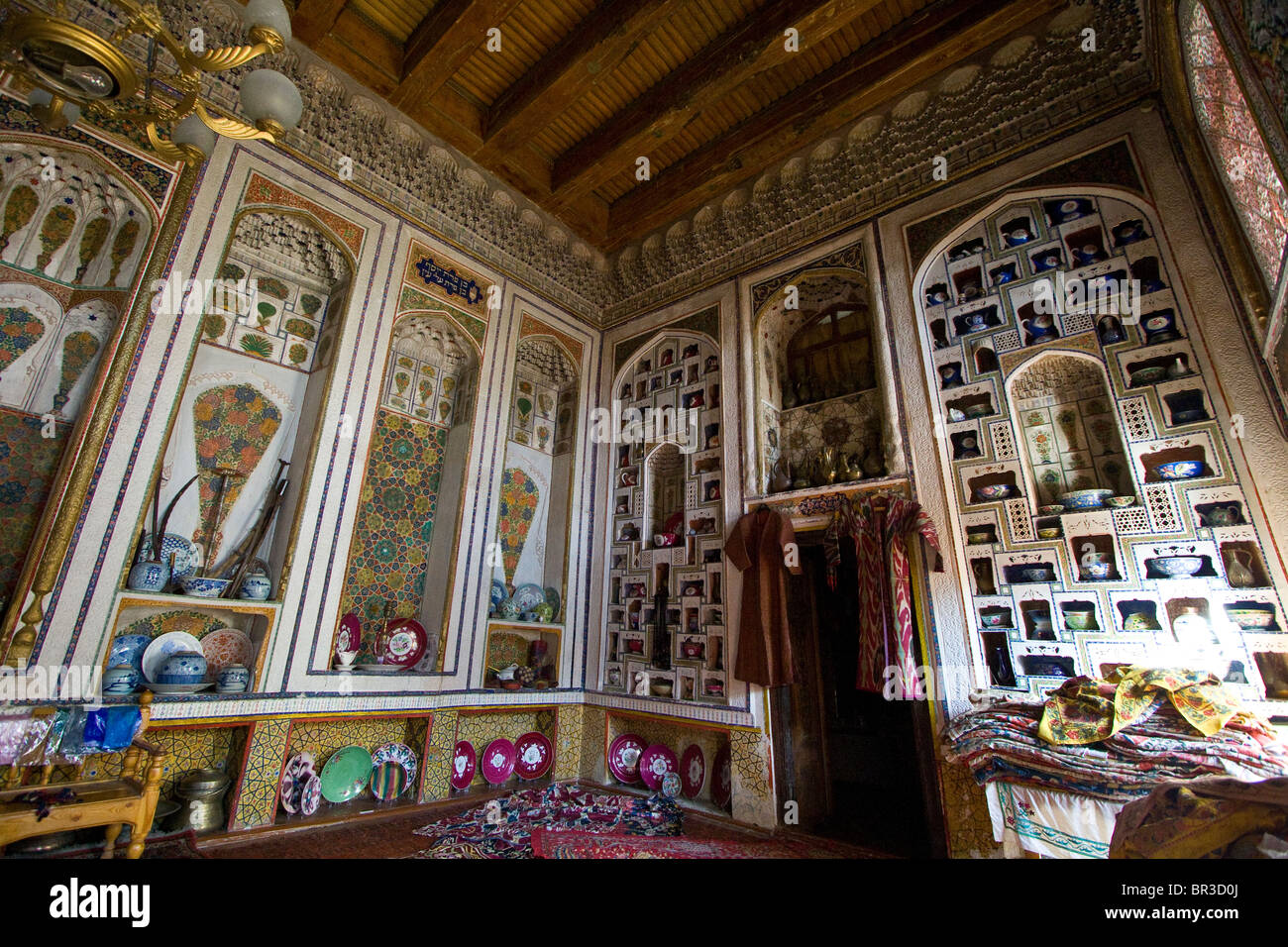 Decorazione ornata all'interno di una vecchia casa ebraica a Bukhara Uzbekistan Foto Stock
