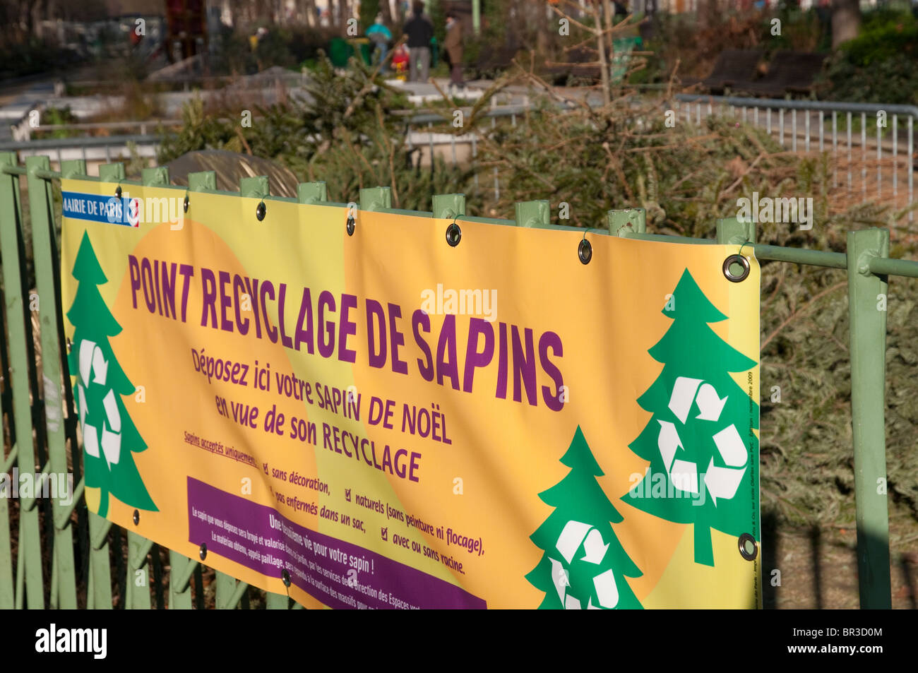 Il comune di Parigi ha aperto 95 punti di riciclaggio in giardini pubblici accroos la città per gli alberi di natale Foto Stock