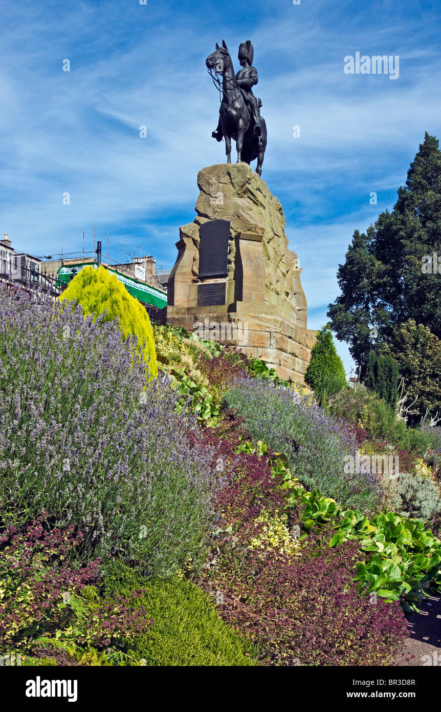 Il Royal Scots Grays World War Memorial statua a ovest di Princes Street Gardens Edinburgh Scozia Scotland Foto Stock