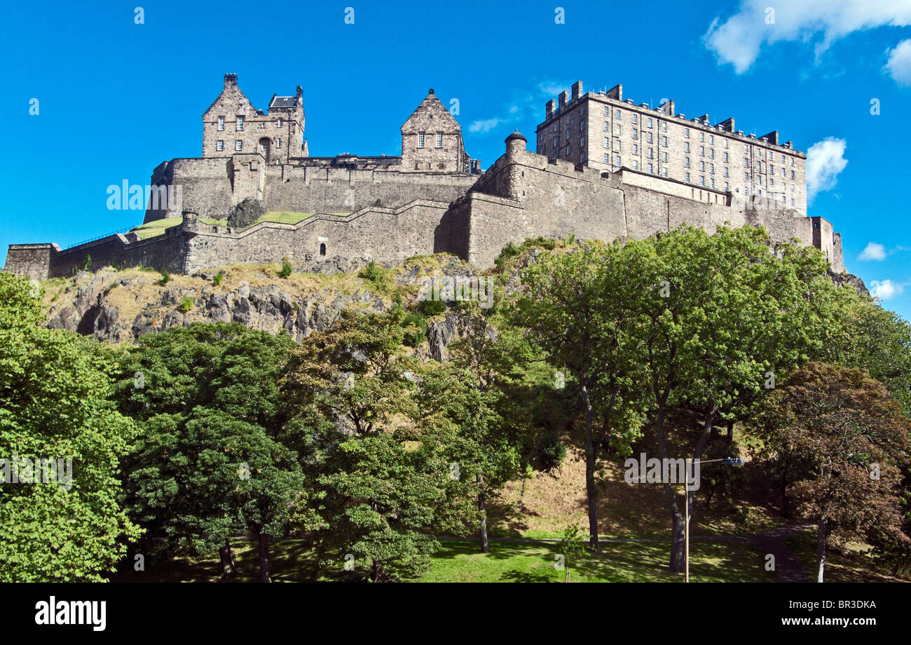 Il Castello di Edimburgo vista da ovest a Castle Terrace Foto Stock