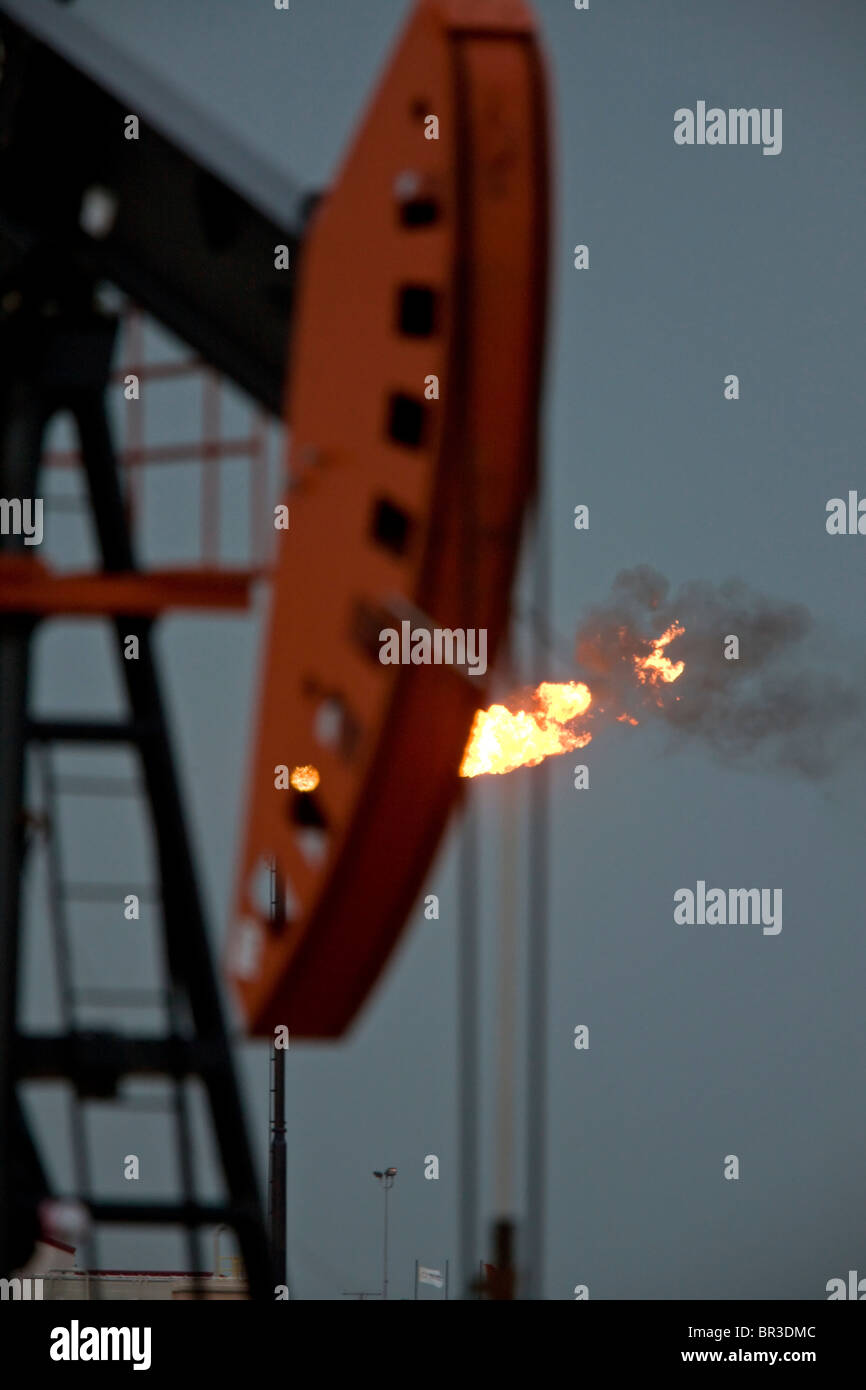 Campo dell'olio fiamma bruciare gas jack olio bene pompa Foto Stock