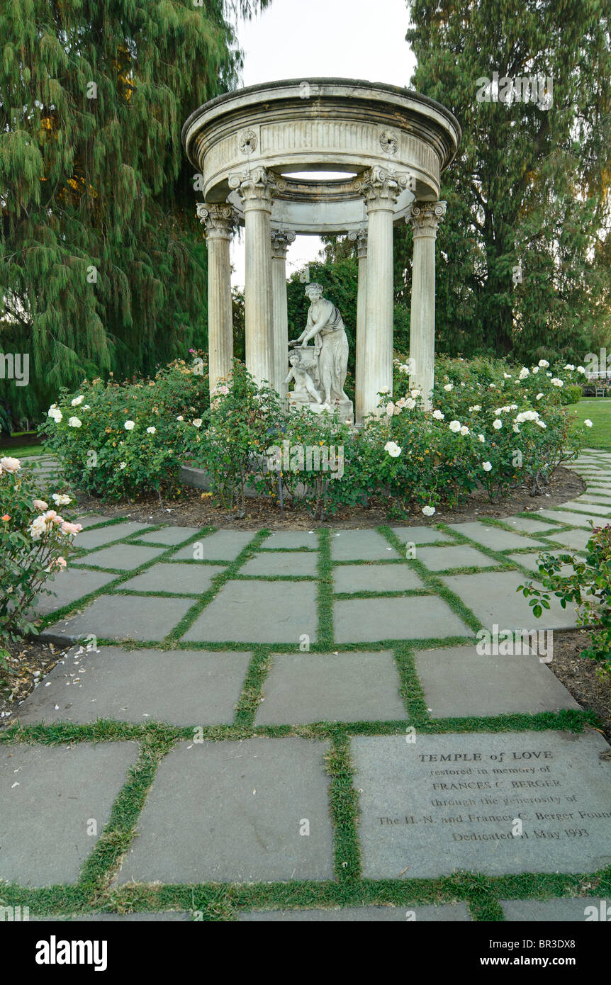 Tempio di amore statua presso il giardino di rose di la Biblioteca di Huntington e giardini botanici. Foto Stock