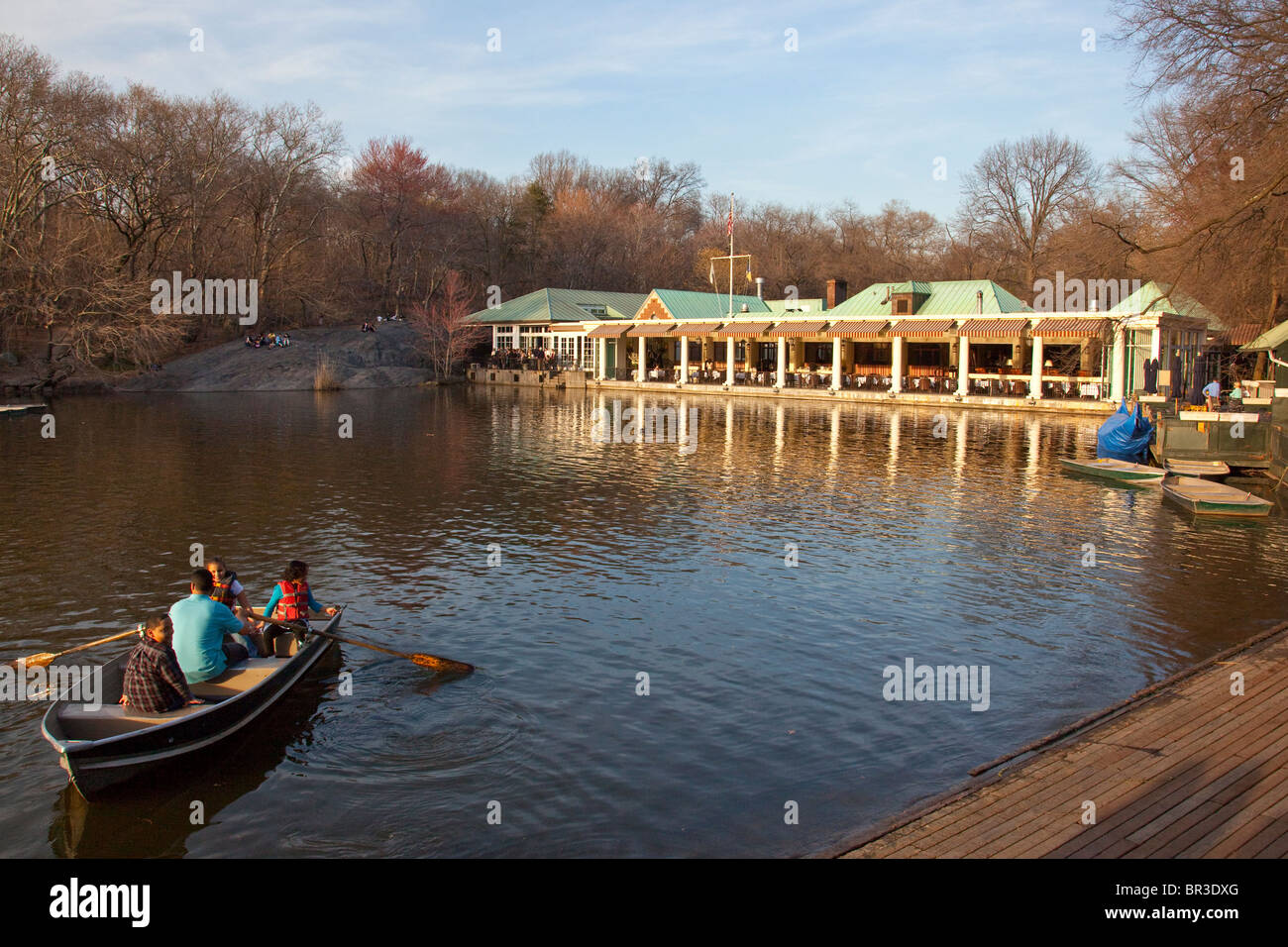 Imbarcazioni a remi sul lago al Central Park di New York City Foto Stock