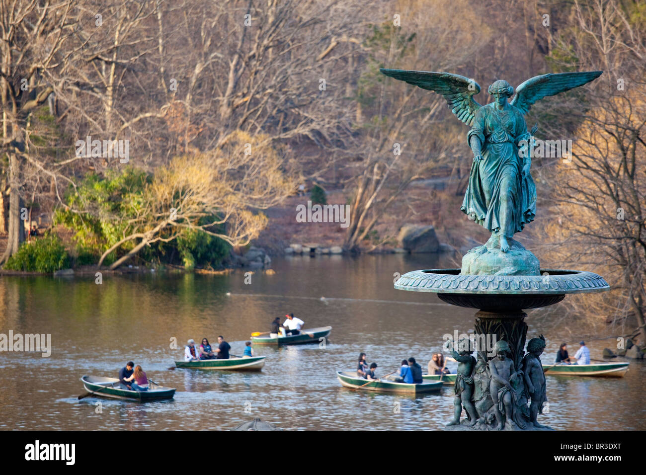Fontana di Bethesda, imbarcazioni a remi sul lago al Central Park di New York City Foto Stock