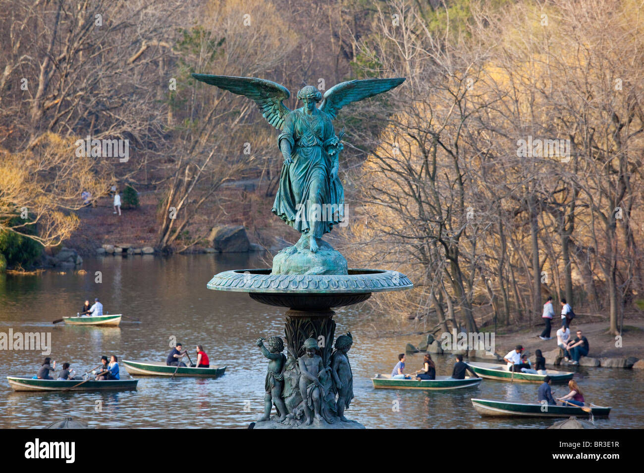 Fontana di Bethesda, imbarcazioni a remi sul lago al Central Park di New York City Foto Stock